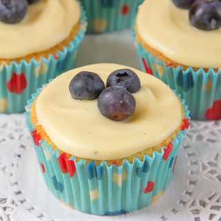 These Blueberry and White Chocolate Cupcakes are my new favourites! A vanilla cake, with a blueberry jam centre topped with melted white chocolate and fresh blueberries. Sweet, flavour filled and the perfect treat for your sweet tooth fix!