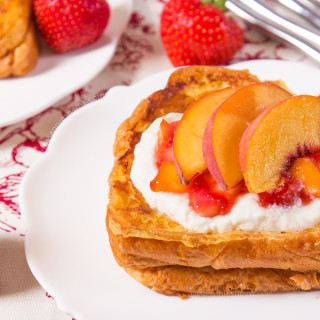 Love decadent brunches on the weekend? Then make my Strawberry Peach Stuffed French Toast with Honeyed Ricotta! It might sound complex, but nothing could be further from the truth. Crispy, sweet and filled with flavour, this will become your new favourite French Toast recipe!