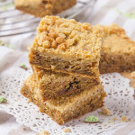 A chewy, mint chocolate filled cookie, with a crumbly, crunchy oat topping; these Mint Chocolate Streusel Cookie Bars are pure bliss!