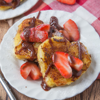 This Mini Strawberry and Nutella Stuffed French Toast is cute, fun to make and the perfect Valentine's Day breakfast for the one you love! #ad