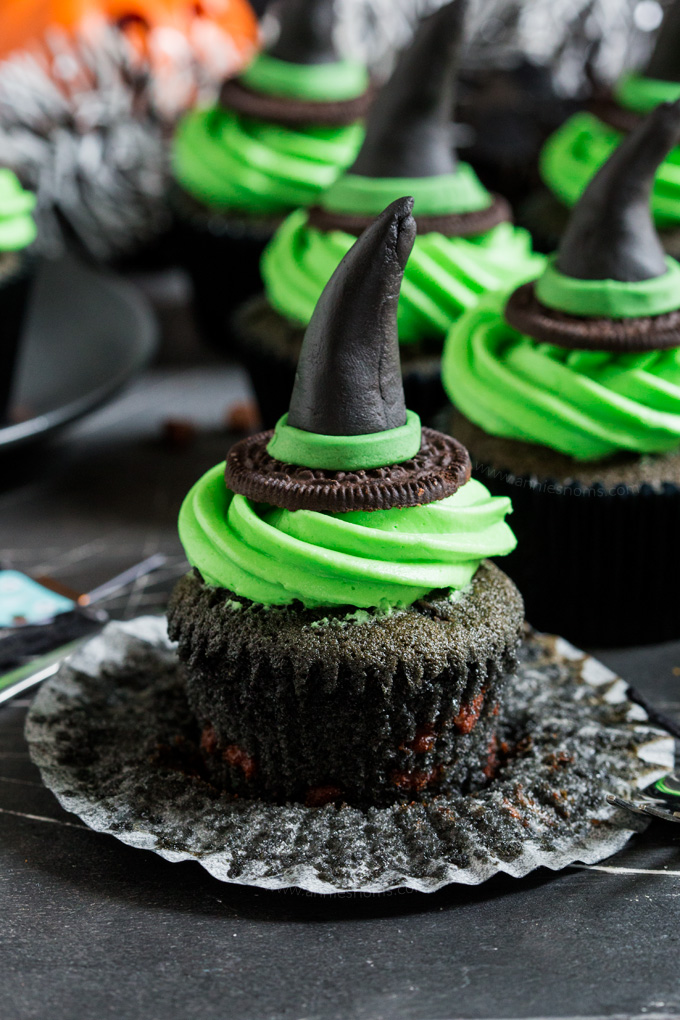 These Witches Hat #Cupcakes are a cute and fun way to get creative this #Halloween. A black chocolate chip cupcake is topped with green frosting and a handmade witches hat topper! #ad
