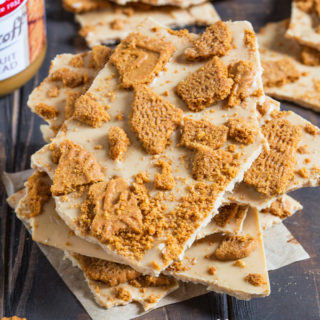 This three ingredient Biscoff Bark is absolutely addictive and ridiculously easy to make. White chocolate, Biscoff and Lotus biscuits are all you need to create this bark!