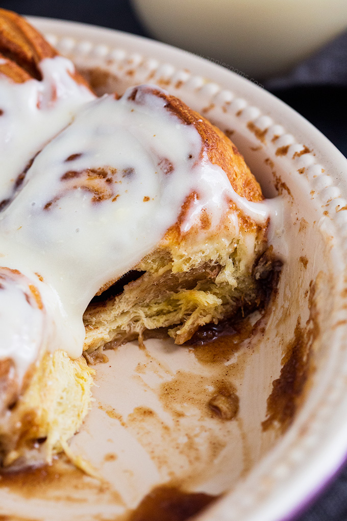These Cinnamon Rolls are ridiculously easy to make and ready in under 45 minutes. They taste amazing and are topped with luscious cream cheese frosting.﻿
