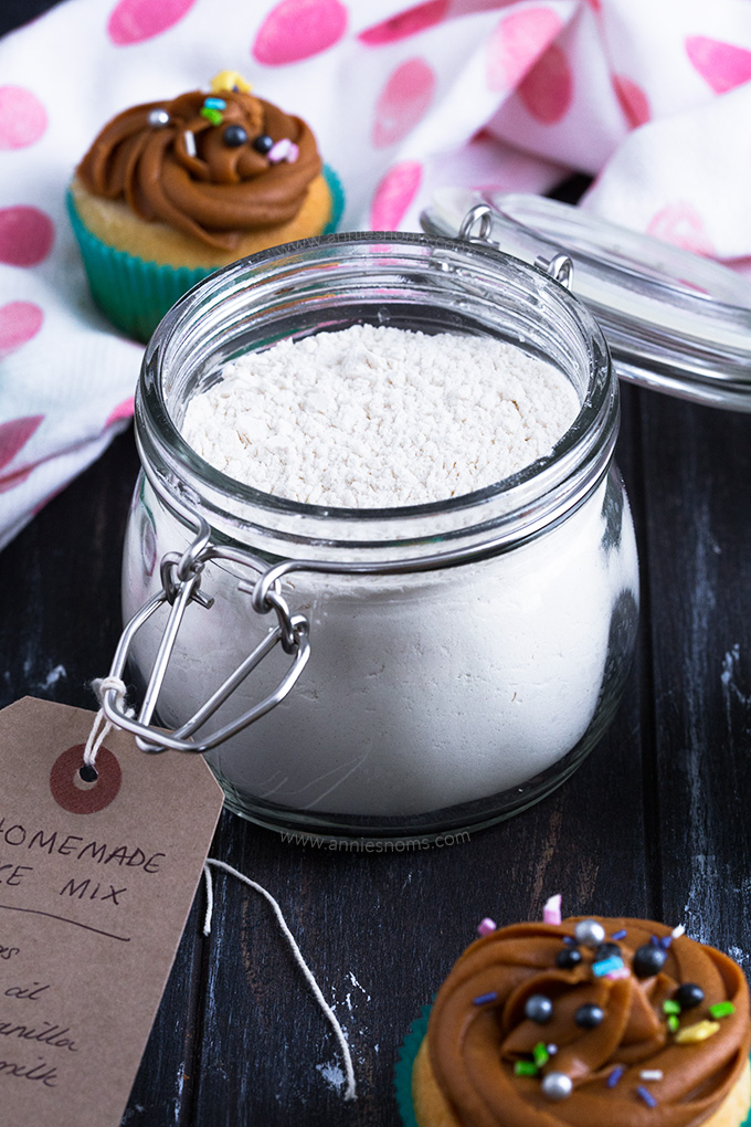 deze zelfgemaakte Cake Mix heeft geen kunstmatige ingrediënten en is de perfecte mix om het met de hand te maken tot laag cakes of cupcakes met slechts een paar extra ingrediënten!